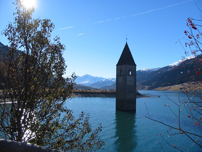 Das Wahrzeichen des Obervinschgaus - der Kirchturm von Graun